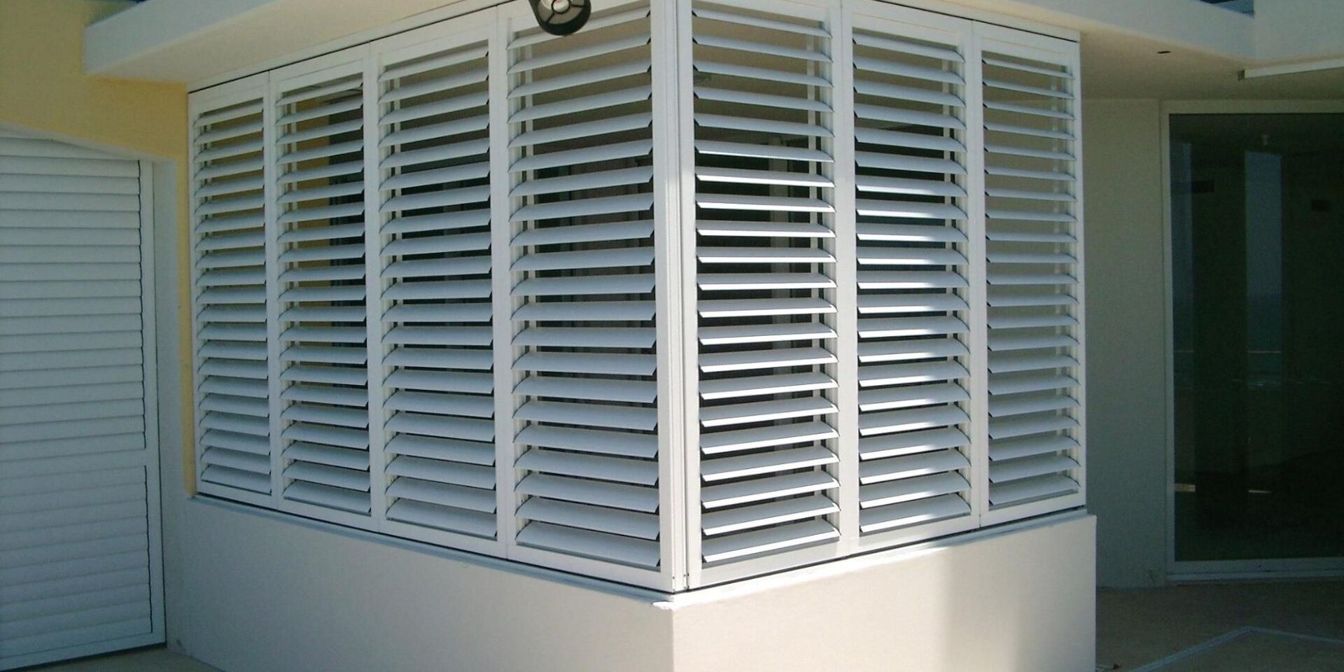 1080 Ourdoor living room louvre blinds